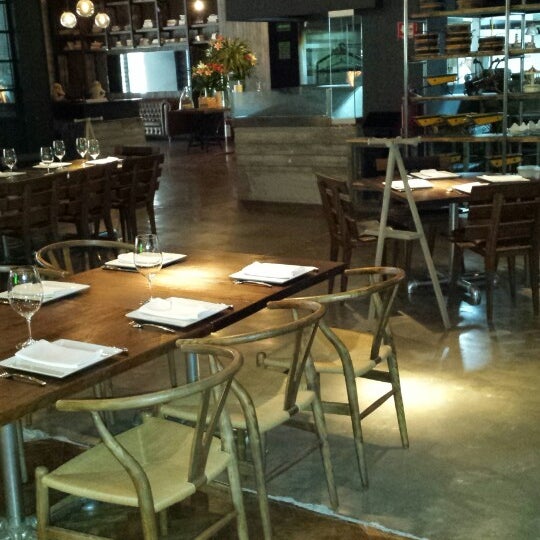 Foto diambil di MONKIS Restaurante - Bar oleh andres L. pada 3/23/2014