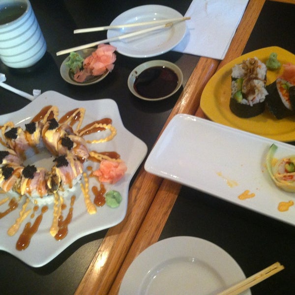 8/13/2013 tarihinde Kimberly L.ziyaretçi tarafından Village Sushi &amp; Grill'de çekilen fotoğraf