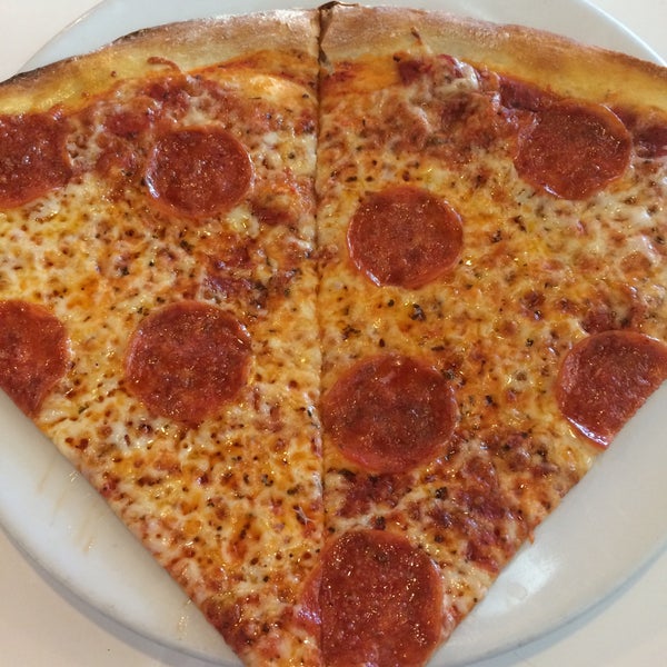 Foto tomada en Milana&#39;s New York Pizzeria  por Chris D. el 3/3/2015