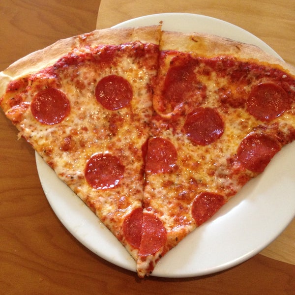 Foto tomada en Milana&#39;s New York Pizzeria  por Chris D. el 4/17/2013