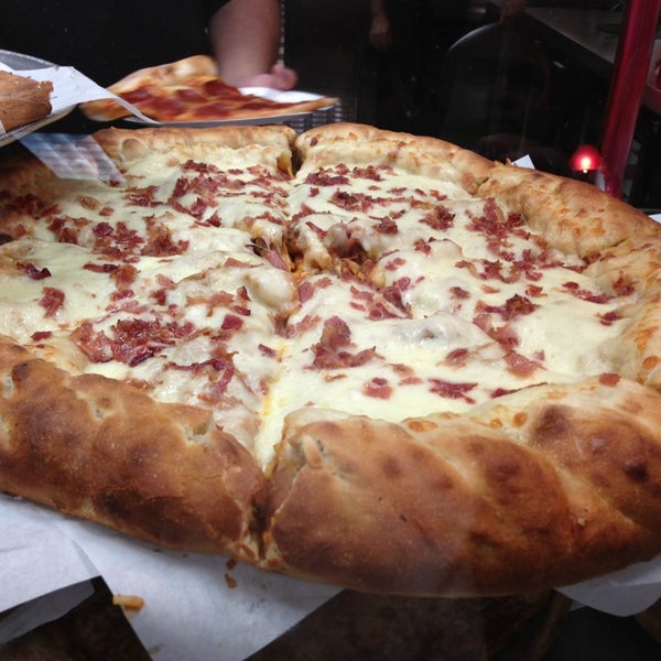 Снимок сделан в Joe’s New York Pizza пользователем Donnell B. 6/30/2013