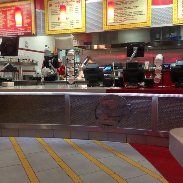 1/17/2013 tarihinde Michelle S.ziyaretçi tarafından Z-Burger'de çekilen fotoğraf