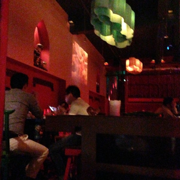 5/29/2013에 Syl V.님이 Yuan Oyster &amp; Cocktail Lounge에서 찍은 사진
