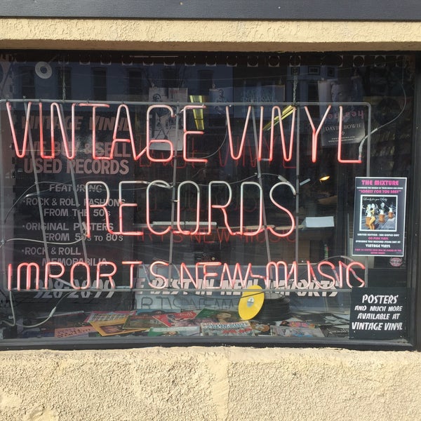 1/24/2015 tarihinde Charlie F.ziyaretçi tarafından Vintage Vinyl Records'de çekilen fotoğraf