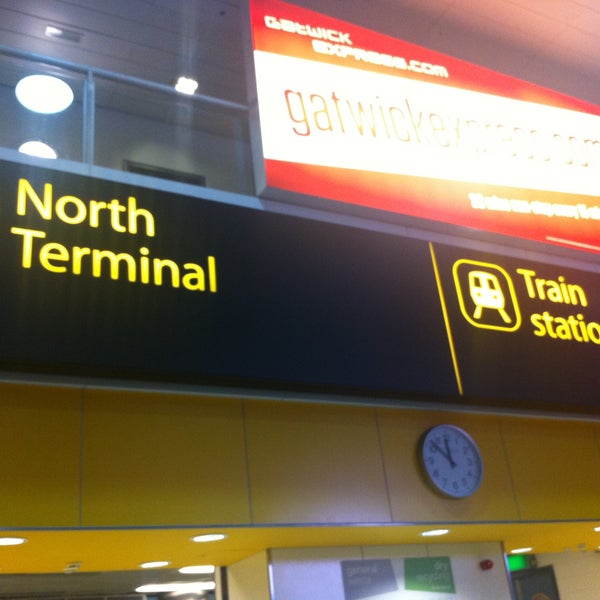 Foto tirada no(a) Aeroporto de Londres Gatwick (LGW) por Rezeda K. em 5/3/2013