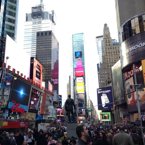 Foto scattata a Broadway @ Times Square Hotel da Chris R. il 3/29/2013