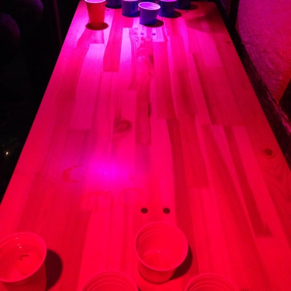 Table de beer pong et possibilité de choisir la musique, bref un bar sympa sans prise de tête.