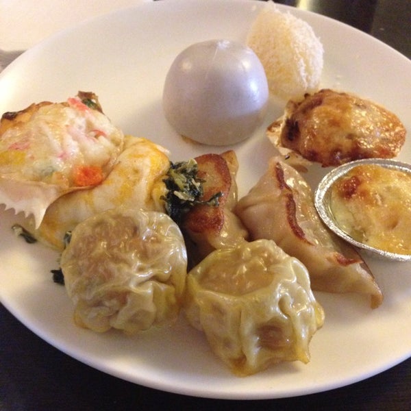 Foto tirada no(a) Hokkaido Seafood Buffet - Burbank por Jia D. em 7/23/2014
