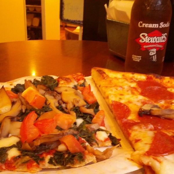 Снимок сделан в Mimi&#39;s Pizza Kitchen пользователем Kevin P. 5/23/2013