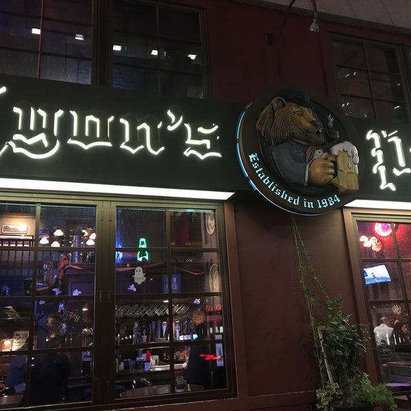 Foto tirada no(a) Lyon&#39;s Pub por Shannan L. em 10/18/2018
