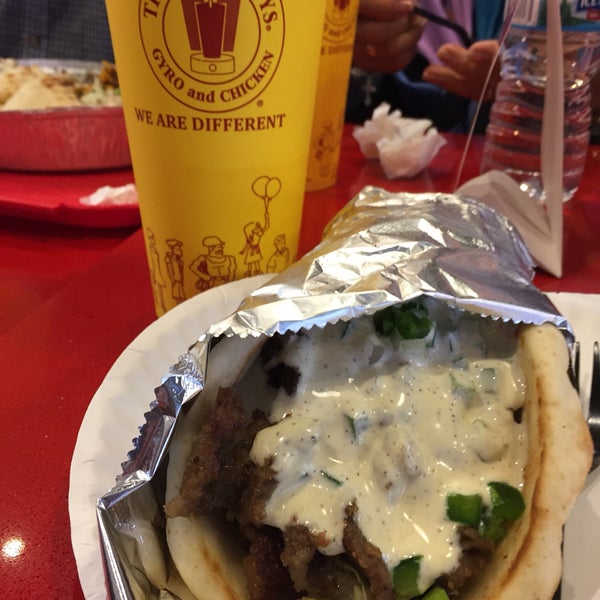 Photo taken at The Halal Guys by Beer J. on 8/10/2017