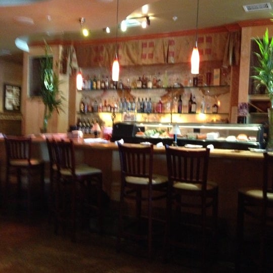 Foto tomada en Noodles Italian Cafe &amp; Sushi Bar  por Debra M. el 10/8/2012