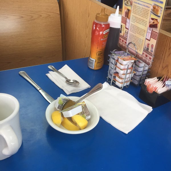 Photo taken at Bob &amp; Edith&#39;s Diner by Cinema W. on 11/13/2017