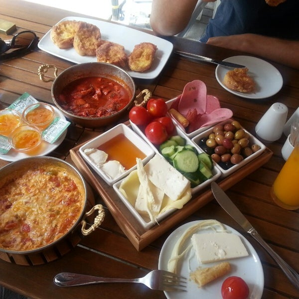 Foto tomada en Baal Cafe &amp; Breakfast  por Okan M. el 7/6/2013