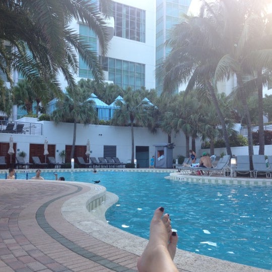 2/12/2013에 Jessica C.님이 Pool at the Diplomat Beach Resort Hollywood, Curio Collection by Hilton에서 찍은 사진