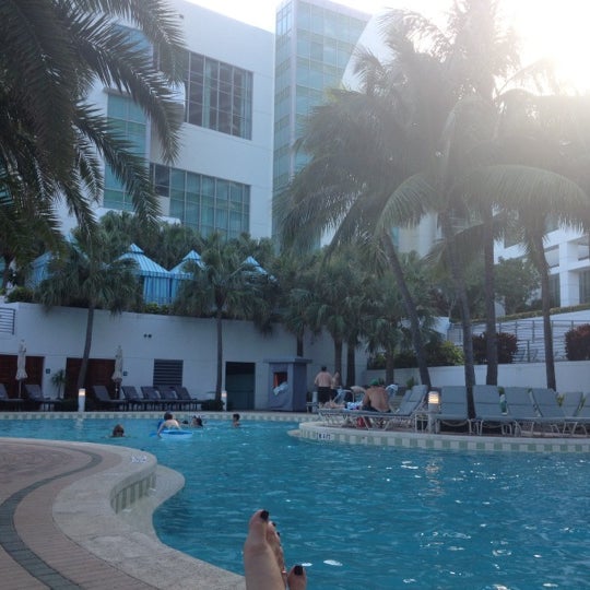 2/12/2013에 Jessica C.님이 Pool at the Diplomat Beach Resort Hollywood, Curio Collection by Hilton에서 찍은 사진