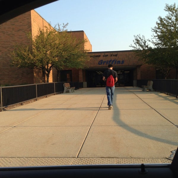 LincolnWay East High School 방문자 566명의 팁 4개