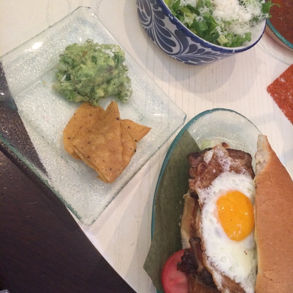 รูปภาพถ่ายที่ Oyamel Cocina Mexicana โดย Jessi A. เมื่อ 1/9/2015