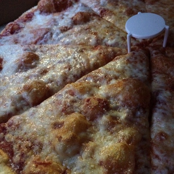 Снимок сделан в Tontis Pizza пользователем Shawn C. 5/31/2014