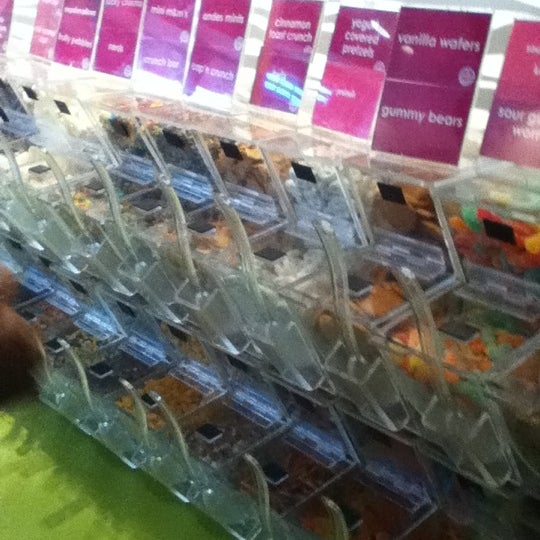 Menchie's Frozen Yogurt Frozen Yogurt Shop in Willoughby