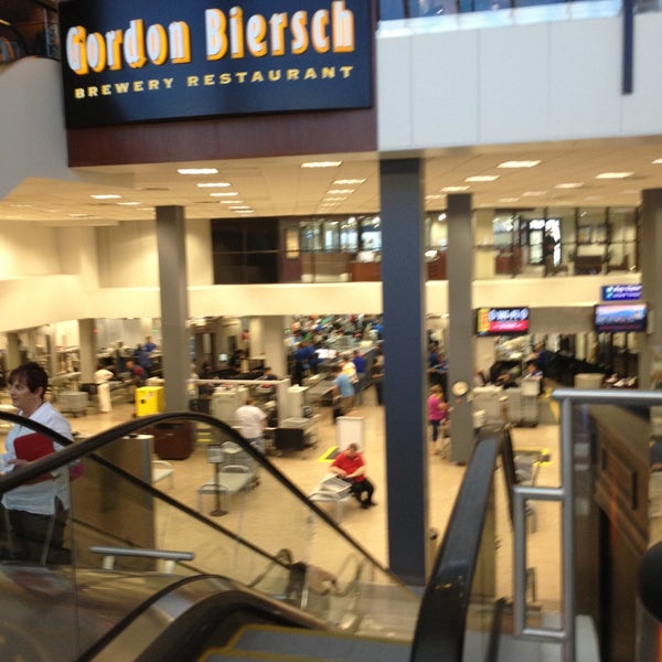 รูปภาพถ่ายที่ Salt Lake City International Airport (SLC) โดย 1uis3dgar เมื่อ 5/3/2013