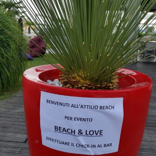 Das Foto wurde bei Attilio Beach Pleasure Club von Irene S. am 7/25/2014 aufgenommen