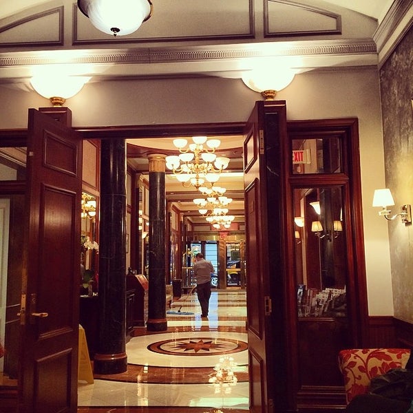 รูปภาพถ่ายที่ Avalon Hotel โดย Faik Tolga Ç. เมื่อ 3/15/2014