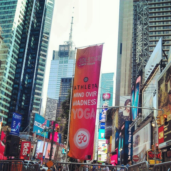 Das Foto wurde bei Solstice In Times Square von Madhumanti S. am 6/22/2013 aufgenommen