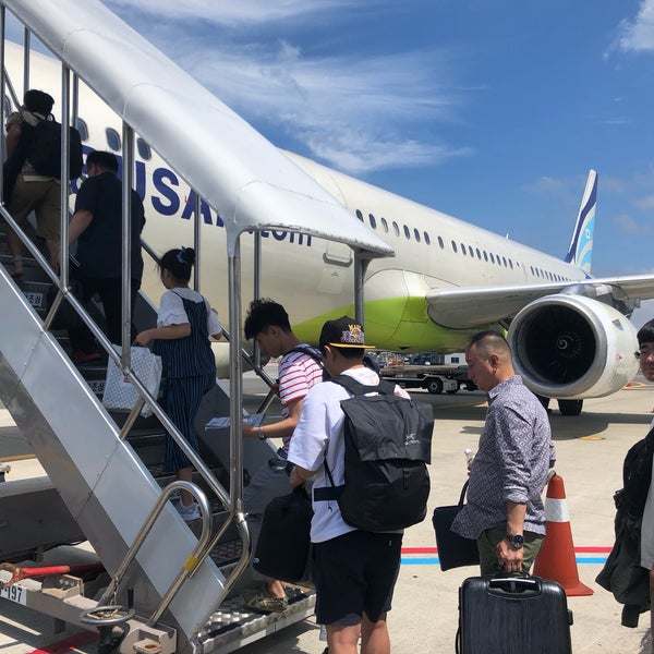 Самолет в пусан. Самолёт air busan. Самолет в пусан. Кан дон-вон поезд в пусан 2. Самолет в пусан.