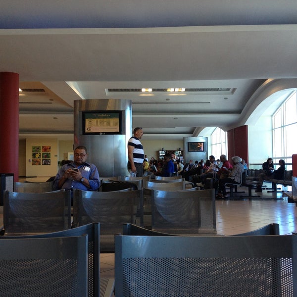 รูปภาพถ่ายที่ Aeropuerto Internacional del Cibao โดย Eddy V. เมื่อ 4/27/2013