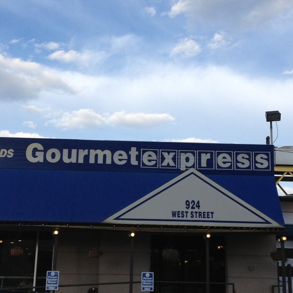 Foto tirada no(a) Gourmet Express por Lester K. em 4/20/2013