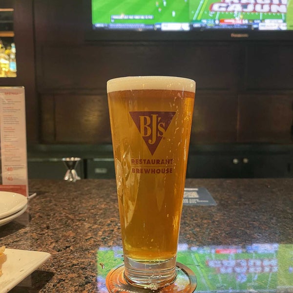 Photo taken at BJ&#39;s Restaurant &amp; Brewhouse by Noah B. on 9/17/2021