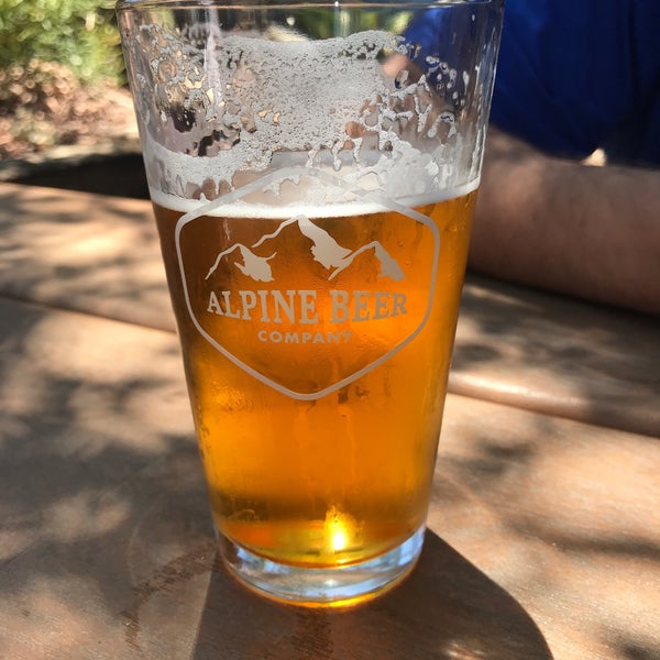 รูปภาพถ่ายที่ Alpine Beer Company โดย Jessica V. เมื่อ 7/3/2018
