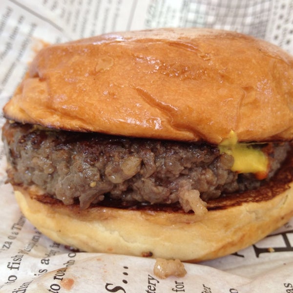 รูปภาพถ่ายที่ Zing Burger โดย Attila P. เมื่อ 6/20/2013