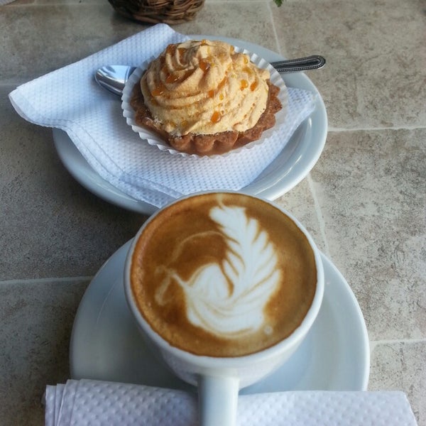รูปภาพถ่ายที่ CoffeeHolics Espresso Bar โดย Ingrid R. เมื่อ 10/6/2013