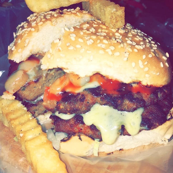 7/1/2016 tarihinde Fáty Vargas 👑ziyaretçi tarafından Grill &amp; Burger'de çekilen fotoğraf