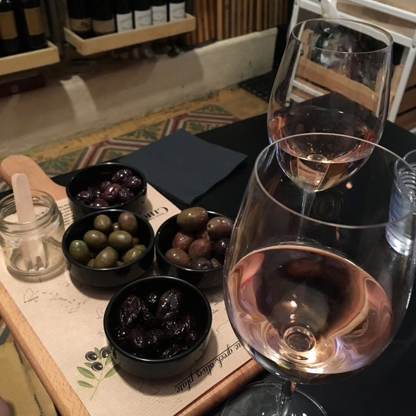 8/18/2017 tarihinde Paul N.ziyaretçi tarafından Cinque Wine &amp; Deli Bar'de çekilen fotoğraf