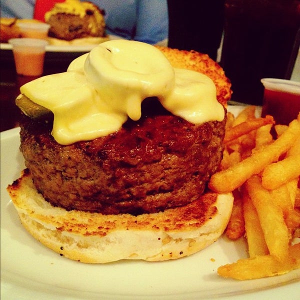 Foto diambil di Mustard&#39;s Burger Shop &amp; Grill oleh David F. pada 10/16/2012