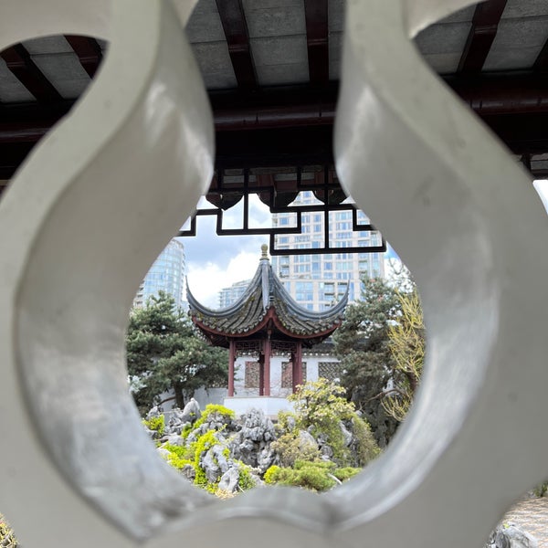 Foto diambil di Dr. Sun Yat-Sen Classical Chinese Garden oleh Bill W. pada 4/13/2022