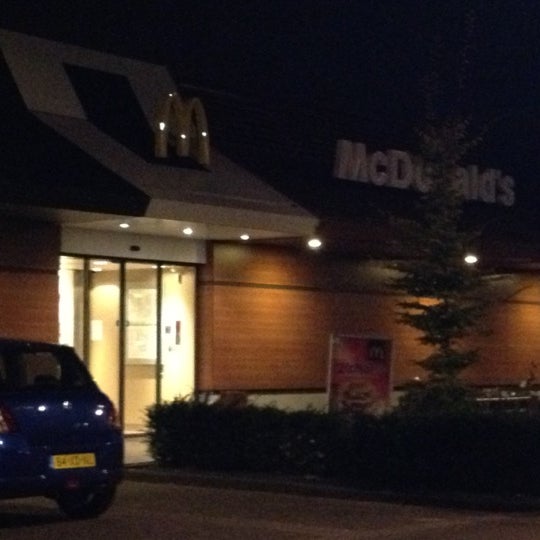 รูปภาพถ่ายที่ McDonald&#39;s โดย T D. เมื่อ 10/1/2012