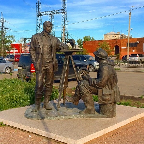 Нижняя набережная 14. Памятник возле Газпрома. Нижняя набережная 14 Иркутск.