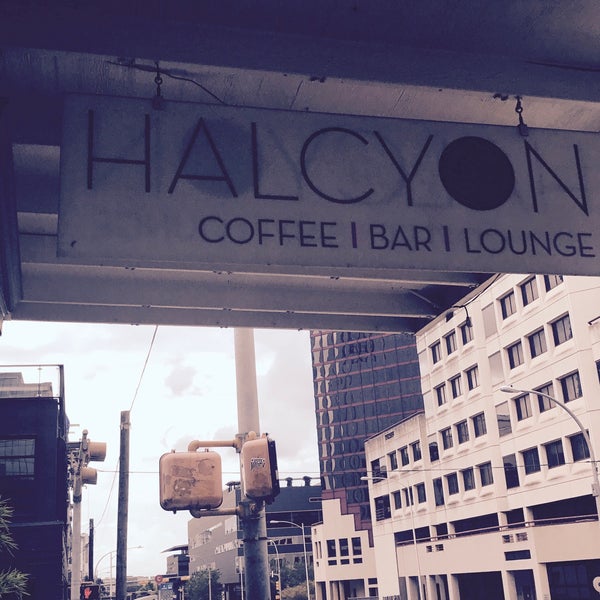 Снимок сделан в Halcyon Coffee, Bar &amp; Lounge пользователем Lisa S. 9/27/2017