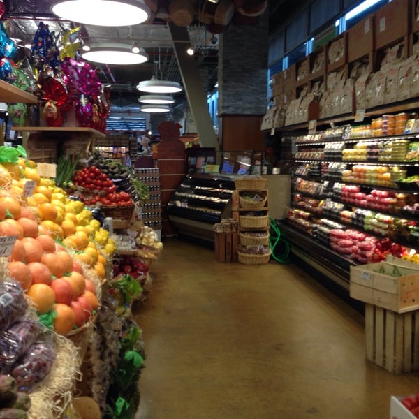 Foto diambil di NYC Fresh Market oleh Max S. pada 7/19/2014