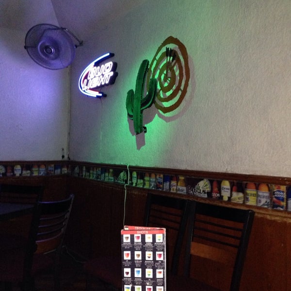 รูปภาพถ่ายที่ Cactus Sports Bar โดย Alejandro J. เมื่อ 7/31/2014