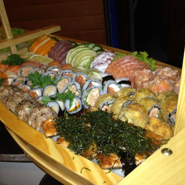 Foto tomada en Minato Mirai Sushi &amp; Temaki  por Julian B. el 12/26/2012