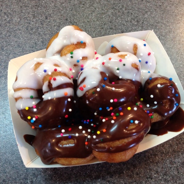 Foto diambil di Danny&#39;s Mini Donuts oleh Kristina C. pada 9/7/2014