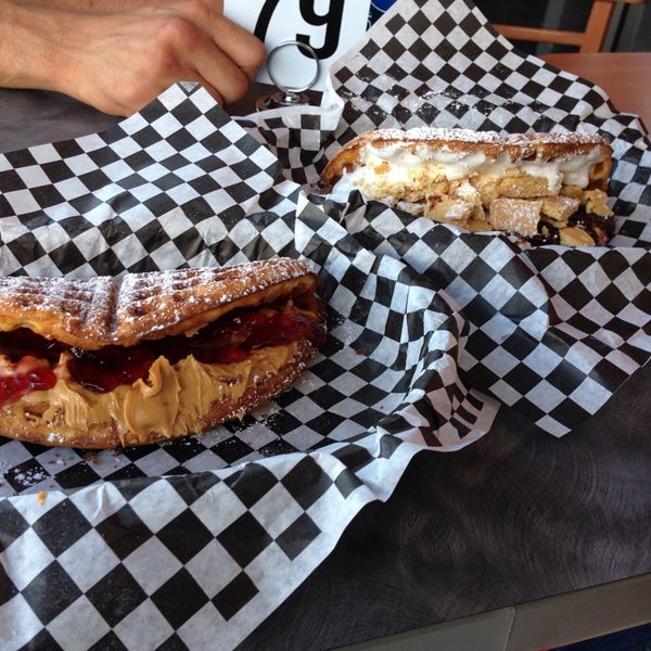 8/17/2013 tarihinde Kristina C.ziyaretçi tarafından Butter And Zeus Waffle Sandwiches'de çekilen fotoğraf