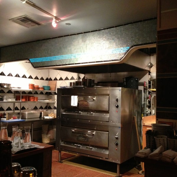 2/17/2013にKristina C.がPauline&#39;s Pizza &amp; Wine Barで撮った写真