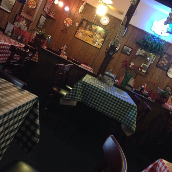 6/9/2014 tarihinde Kristina C.ziyaretçi tarafından Gumba&#39;s Italian Restaurant'de çekilen fotoğraf