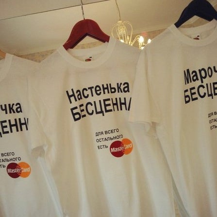 Чтобы сделать заказ отправьте на info@masterskayafutbolok.com запрос.  Укажите количество футболок, размер, цвет и фасон (женский/мужской/детский).К письму прикрепите рисунок для печати.